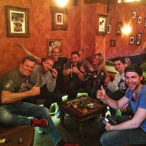 Туристы в социальном клубе любителей марихуаны