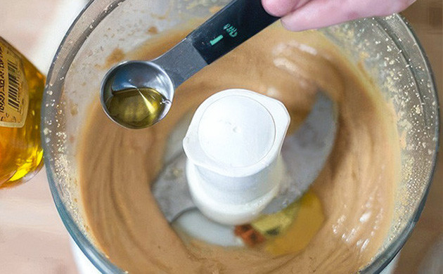 Добавить в арахис масло и соль Канна масло и соль