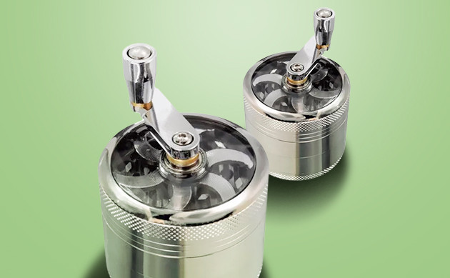 Гриндер с ручкой Помол шишек в гриндере с ручкой